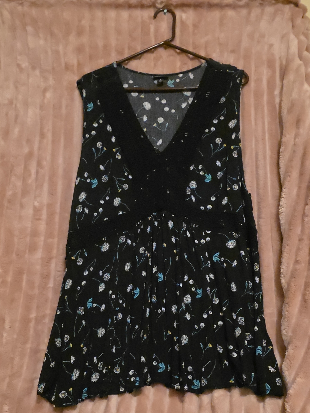 torrid Black Floral V-Neck Tunic with Blue and White Accents